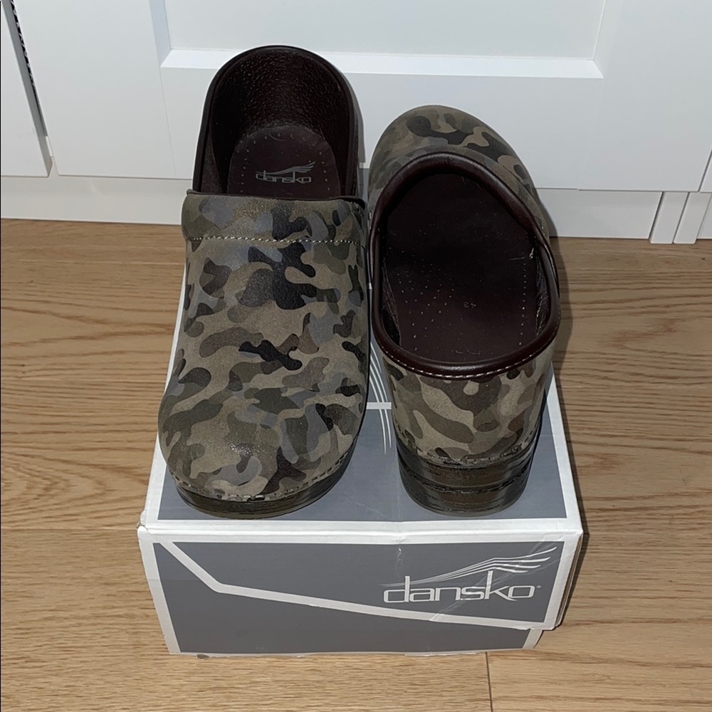 🆕 Dansko Women’s Professional Suede Camo Shoes